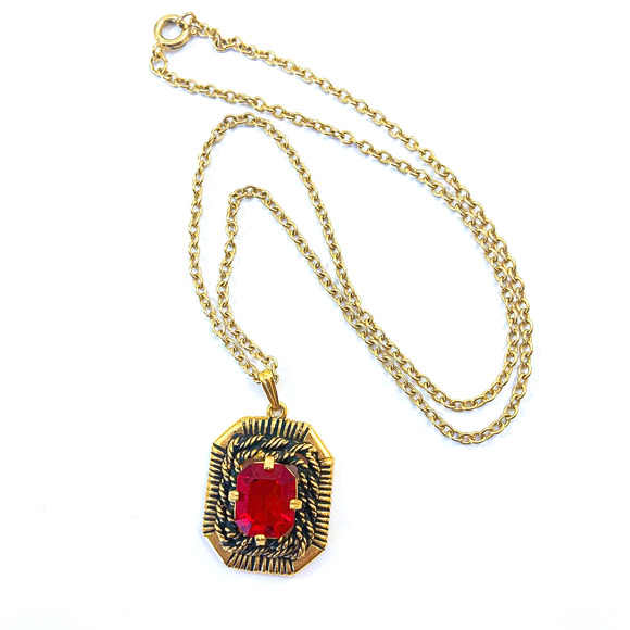 Sarah Coventry "Majorca" Red Cut Glass Pendant with Antiqued Gold Setting - 1969 - Picture 4 of 10